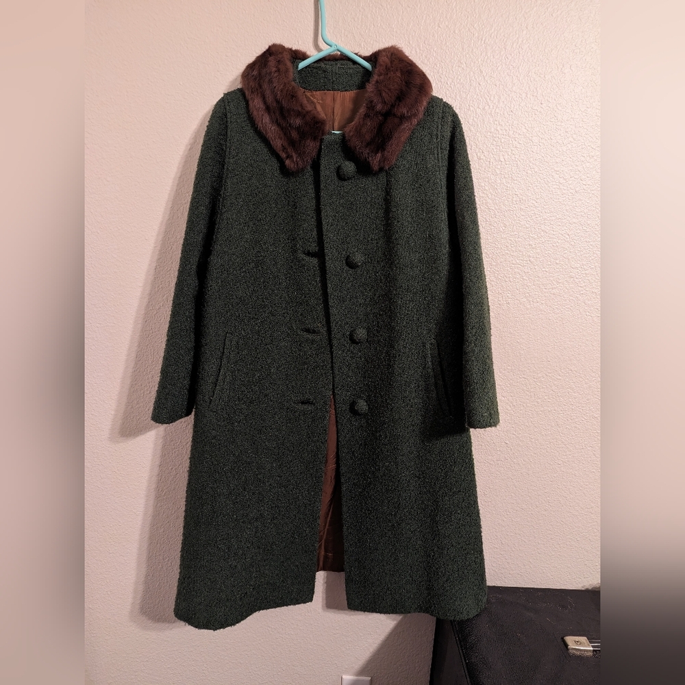 Vintage green wool coat with fur trim, size M
